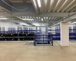 Antresola Magazynowa – Miejsce na Części Samochodowe Antresola magazynowa na części samochodowe w Toyocie