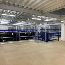 Specjalistyczna antresola magazynowa dla opon ciężarowych z odpowiednią konstrukcją