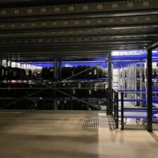 Antresola magazynowa z łatwym dostępem, wyposażona w ergonomiczne schody dla opon