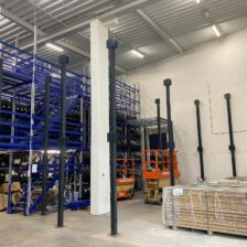 Wytrzymałe półki na opony samochodowe w antresoli magazynowej zapewniające bezpieczeństwo i ochronę