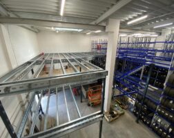 Nowoczesna Antresola w Magazynie Toyoty Zintegrowana antresola magazynowa w hali Toyoty