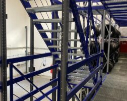 Organizacja Przestrzeni w Toyota Zielona Góra Zintegrowane rozwiązanie regałów i antresoli