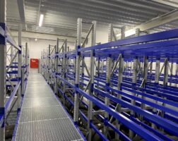 Regały na Opony – Efektywność i Wygoda Przestronne regały na opony w hali Toyoty