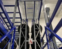 Regały na Opony w Hali Toyoty Regały na opony zapewniające efektywne składowanie