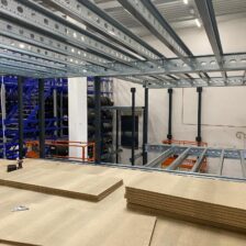 Antresola magazynowa o dużej pojemności, idealna do przechowywania opon