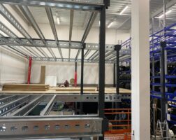 Zaawansowana Antresola Magazynowa Nowoczesna antresola w magazynie Toyoty